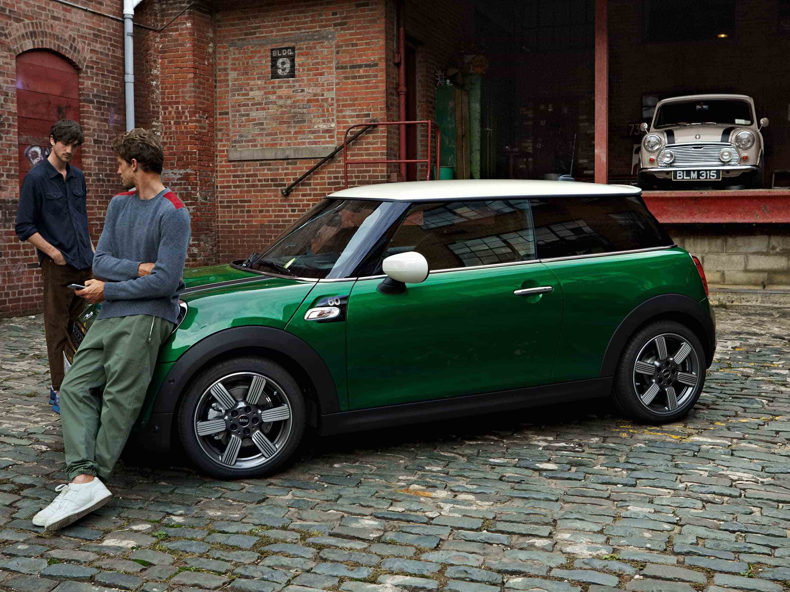 MINI Edición 60 Aniversario – verde y blanco – vista lateral MINI Edición 60 Aniversario – verde y blanco – vista lateral